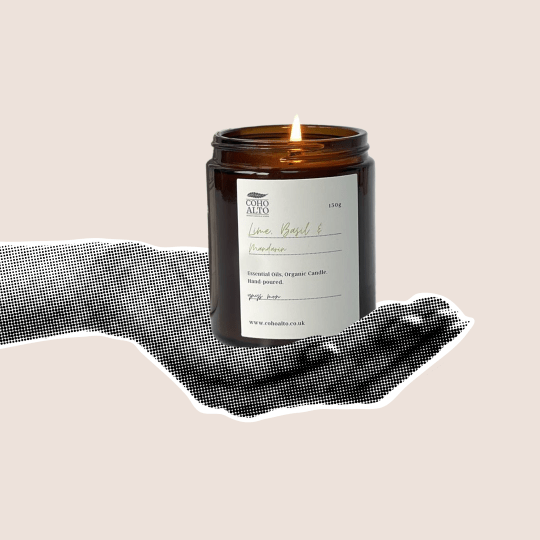 Hand hält eine Kerze.