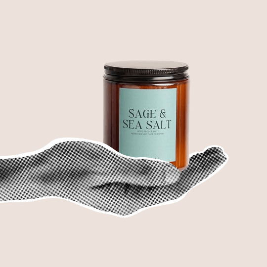 Hand hält ein Glas mit Salz.