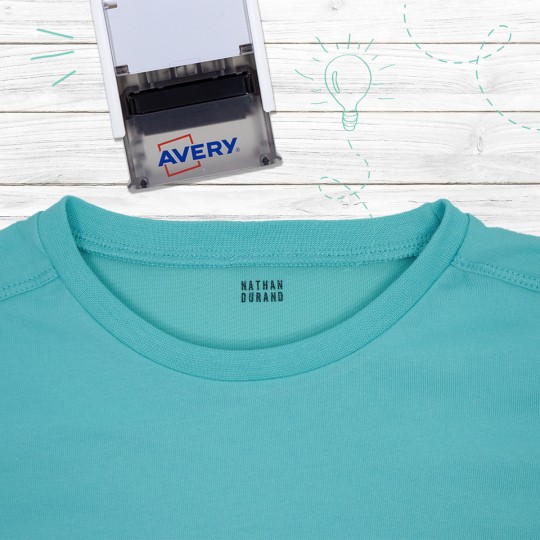 Personalisierbarer Textilstempel und T-Shirt sind zu sehen.