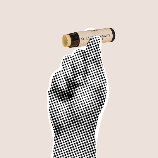 Hand hält einen Lippenstift.