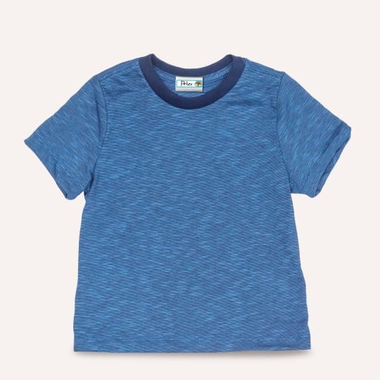 Textiletikett im blauen Tshirt.