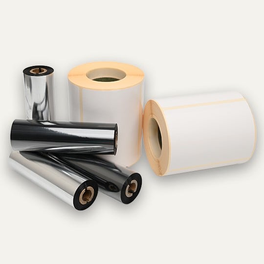 Thermotransfer-Etiketten auf Rolle liegen auf dem Tisch.