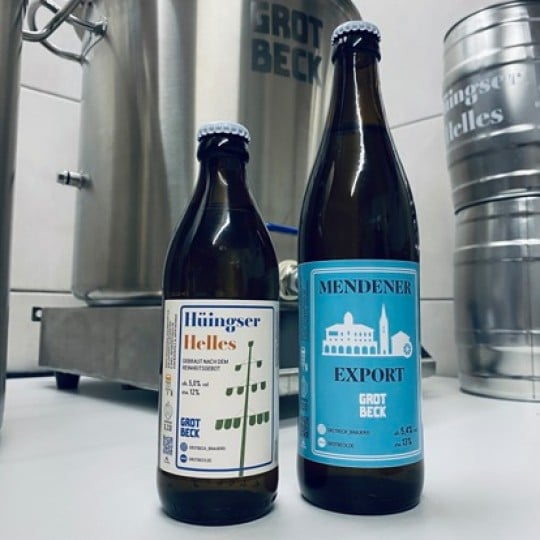 Bieretiketten kleben auf zwei unterschiedlichen Bierflaschen.