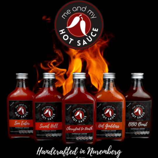 Mehrere Sauce sind zu sehen mit einer Flamme und einem Logo im Hintergrund.