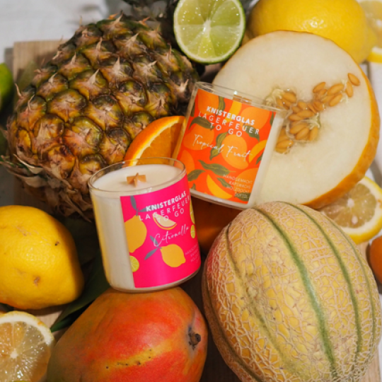 Kerzen liegen auf Obst