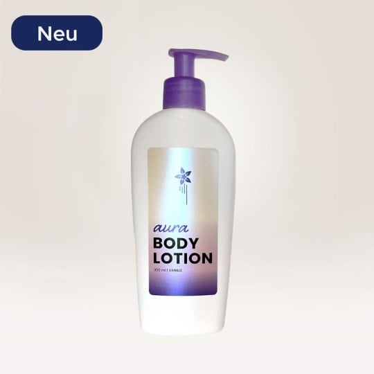 Perlmutt Folien-Aufkleber klebt auf Body-Lotion Flasche.
