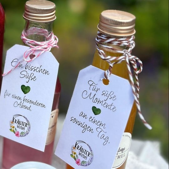 Flaschen mit selbstgemachten Sirup und Produktanhängern