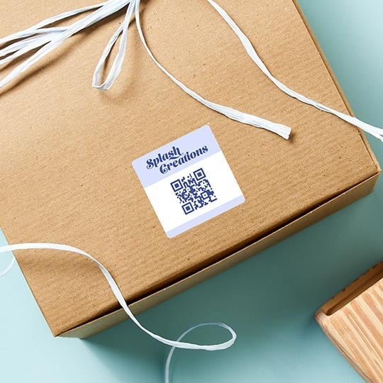Ein quadratischer QR-Code klebt auf einer braunen Verpackung.