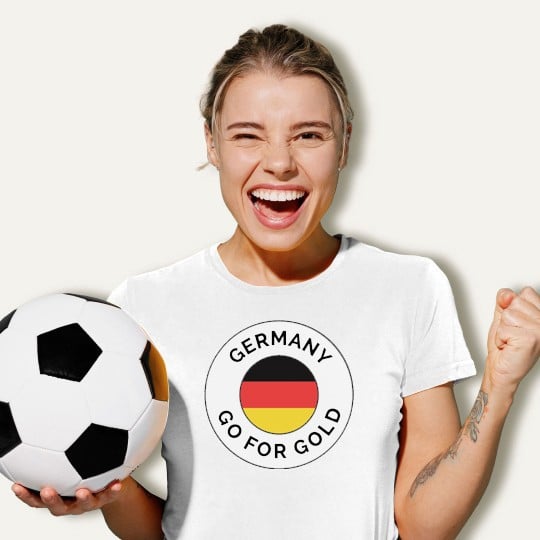 Eine Frau mit bedruckten Tshirt hält einen Fußball.