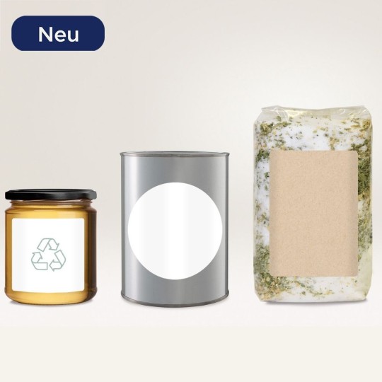 Auf dem Bild sind ein Honigglas, eine Dose und eine Tüte mit Salz zu sehen. Auf allen klebt ein Etikett.