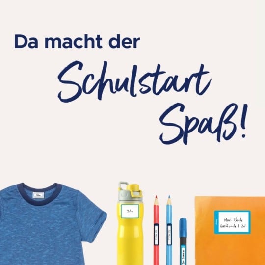 Bild zeigt den Text Da macht der Schulstart Spaß und Produkte wie Tshirt, Flasche, Stifte und Hefte mit Etiketten.