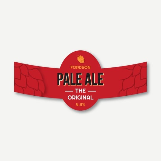 Ein einzelnes Flaschenhals-Etikett, auf dem auf rotem Hintergrund ein Design für ein Pale Ale "The Original" zu sehen ist.