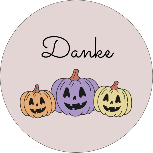 Auf dem Halloween-Aufkleber sind drei verschiedene Kürbisse zu sehen mit unterschiedlichen Farben.