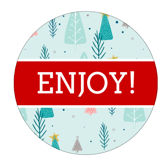 Diese runde Weihnachtsetiketten-Vorlage zeigt oben und unten einen hellblauen Hintergrund mit weihnachtlichen Bäumen und in der Mitte steht auf rotem Hintergrund der Schriftzug ,,Enjoy".