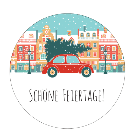 Diese runde Weihnachtsetiketten-Vorlage zeigt eine winterliche Illustration: Ein kleiner roter Käfer-Oldtimer fährt durch eine verschneite Stadt und hat einen Tannenbaum auf dem Dach. Darunter steht in großer Schrift: Schöne Feiertage!