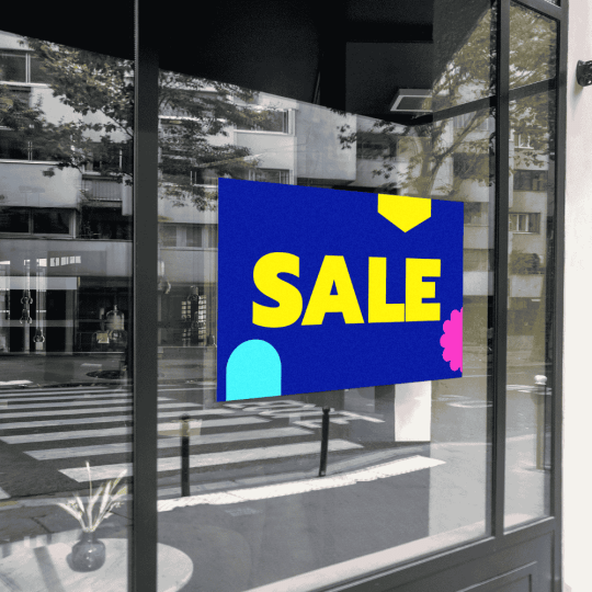 Ein Fensteraufkleber mit Sale ist auf der Glas-Türe aufgeklebt.