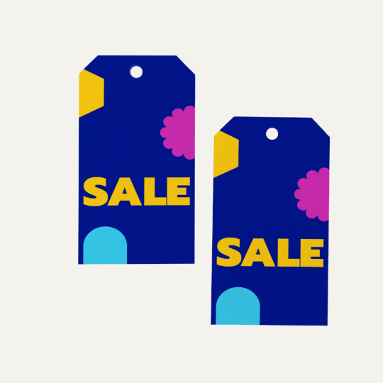 Produktanhänger in blauer Farbe mit Wort Sale sind zu sehen.