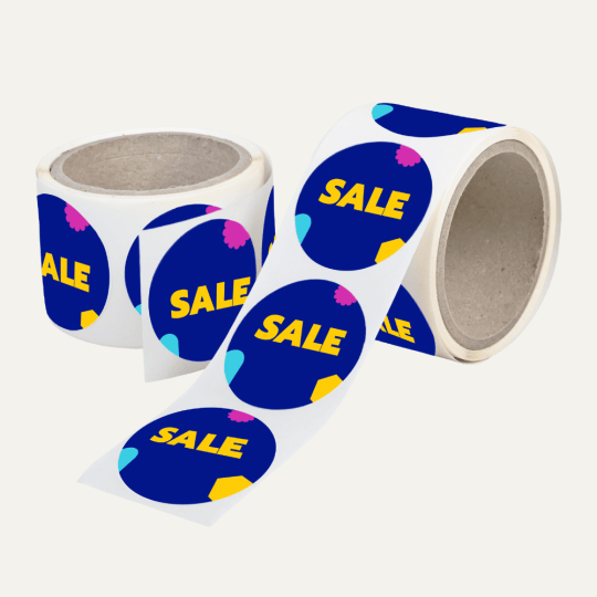 Runde Aufkleber auf Rolle in blauer Farbe mit Aufschrift Sale.