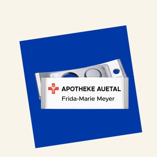 Namensschild mit Magnetbefestigung mit der Aufschrift"Apotheke Auetal und Mitarbeitername