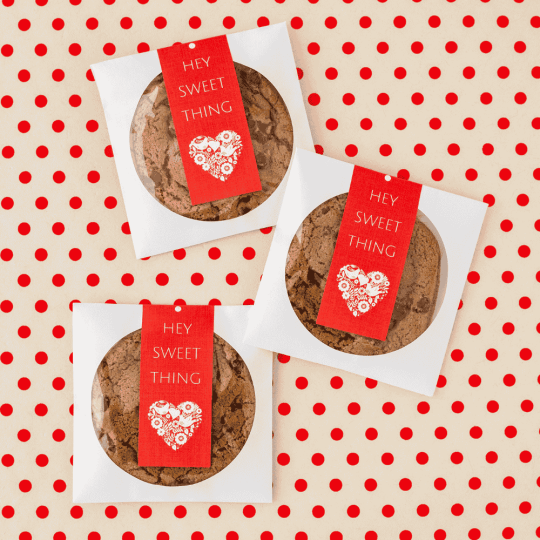 Rechteckige Aufkleber kleben auf Cookies.