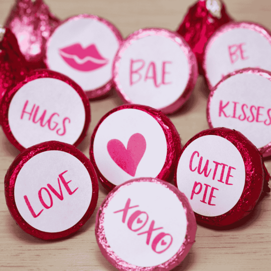 Runde Aufkleber kleben auf Pralinen für den Valentinstag.