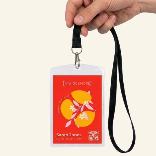 An einem Lanyard hängt ein bedrucktes Namensschild.