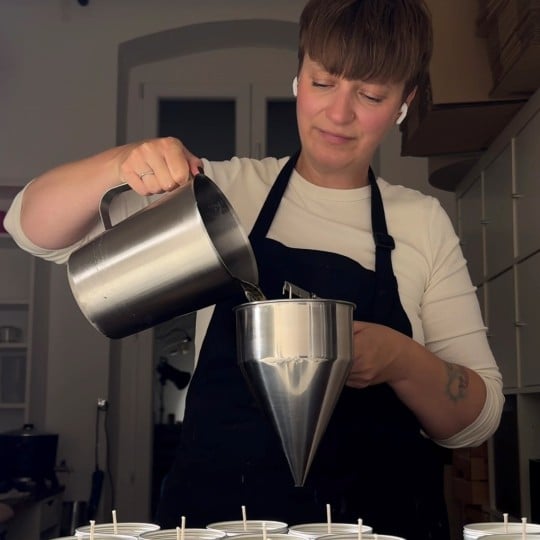 Eine Frau schenkt etwas ein.