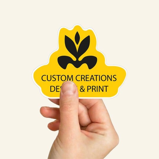 Eine Hand hält einen Freiform-Sticker.