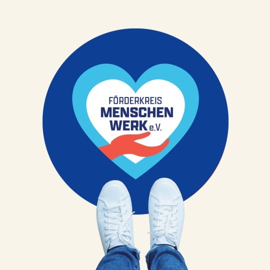 Zwei Füße stehen auf einem blauen Bodenaufkleber eines Fördervereins.