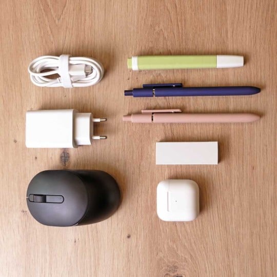 Arbeitsutensilien: Maus, Kabel, Stifte, Kopfhörer