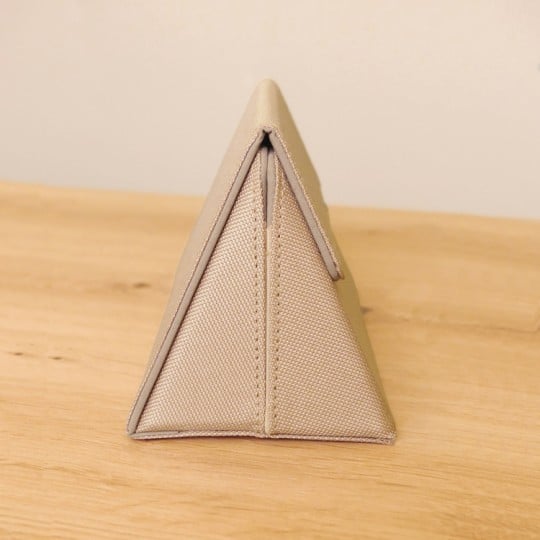 Seitenansicht von Trigo Schreibtischetui Beige