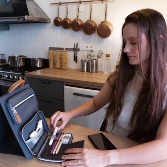Eine Frau arbeitet am Esszimmertisch mit dem Trigo Büro-Organizer.