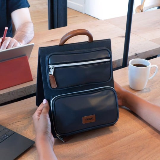 Der Trigo Büro-Organizer steht auf einem Tisch.