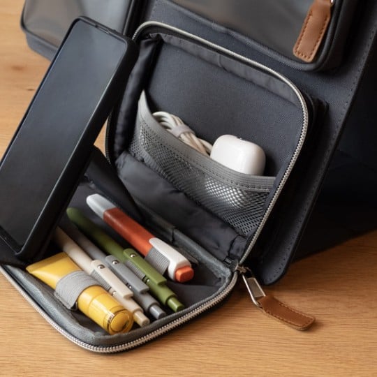 Detailansicht, was alles in einem Trigo Büro-Organizer verstaut sein kann.