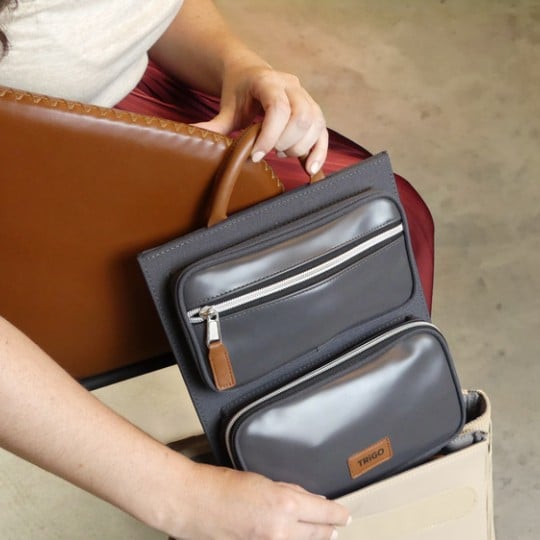 Jemand holt den Trigo Büro-Organizer aus einer Tasche.
