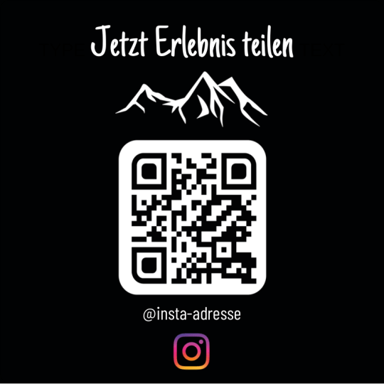 Auf dem quadratischen Aufkleber ist ein QR Code und der Aufforderung, das Erlebnis zu teilen.