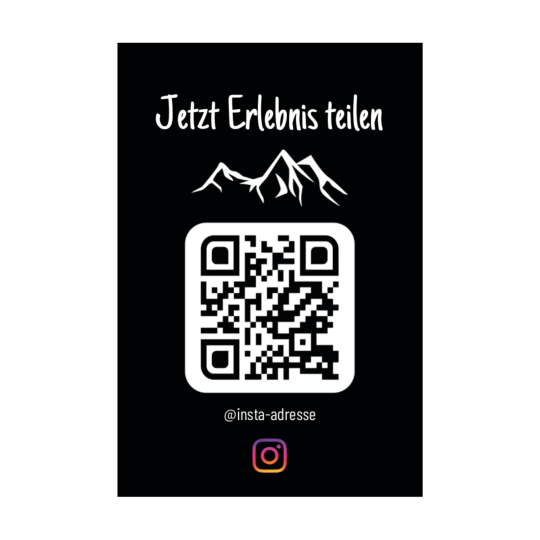 Auf dem rechteckigen Aufkleber ist ein QR Code und der Aufforderung, das Erlebnis zu teilen.