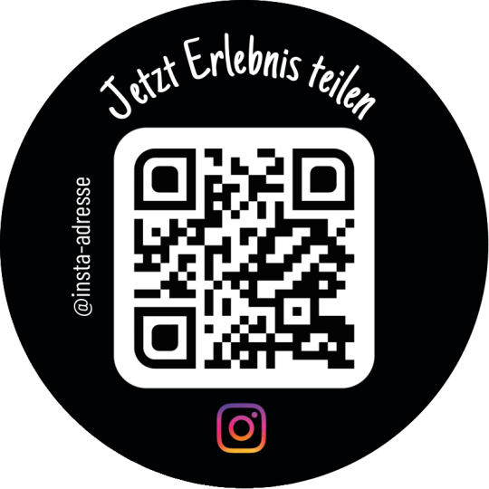 Auf dem Aufkleber ist ein QR Code und der Aufforderung, das Erlebnis zu teilen.