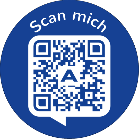 Auf dem Aufkleber ist ein QR Code mit der Aufforderung "Scan mich".