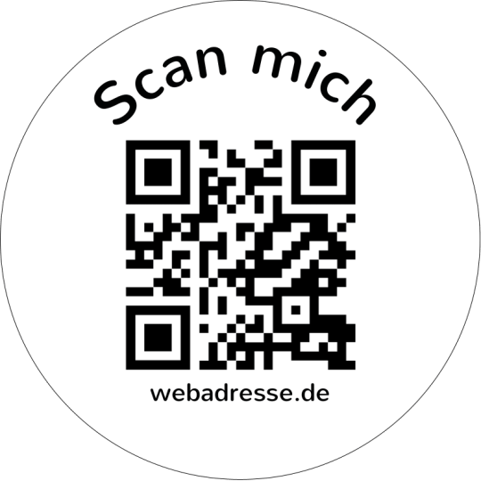 Auf dem Aufkleber ist ein QR Code mit der Aufforderung "Scan mich".