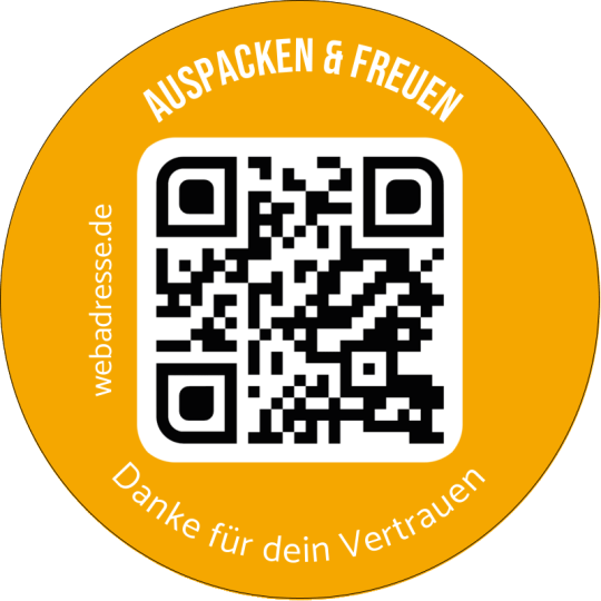 Auf dem Aufkleber ist ein QR Code und die Aufforderung "auspacken & freuen".