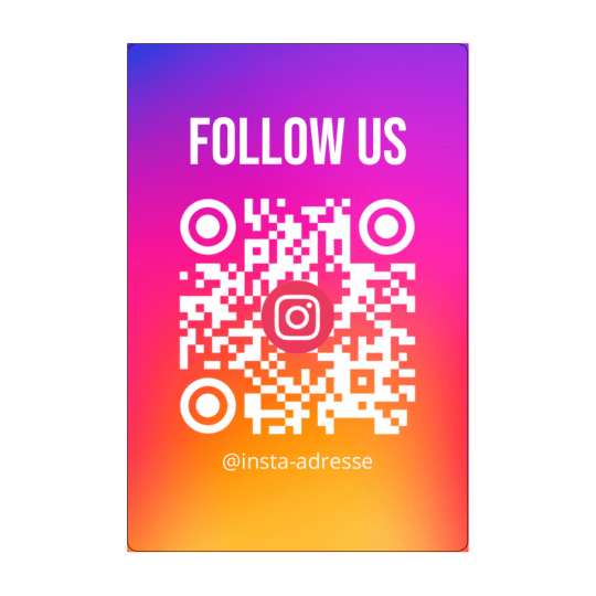 Auf dem rechteckigen Aufkleber ist ein QR Code und der Aufforderung "Follow Us auf Instagram"