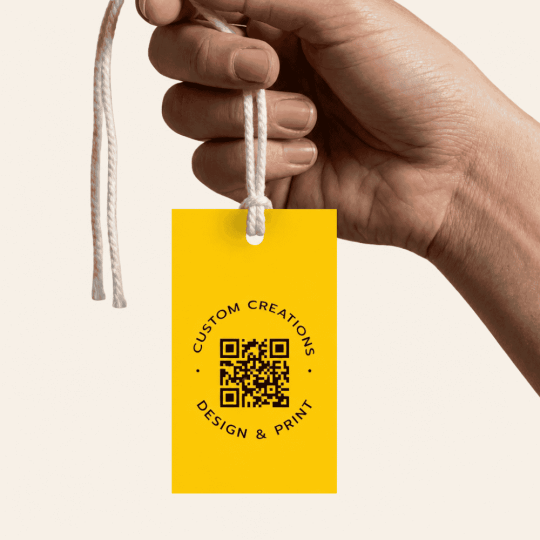 QR-Code Anhänger werde in einer Hand gehalten.