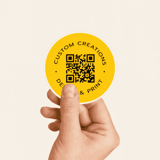QR-Code Einzelsticker wird in der Hand gehalten.