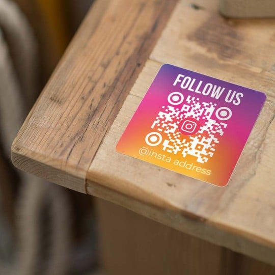 Social Media Sticker klebt auf einem Tisch.