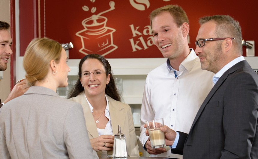 Kaffeeecke mit Menschen