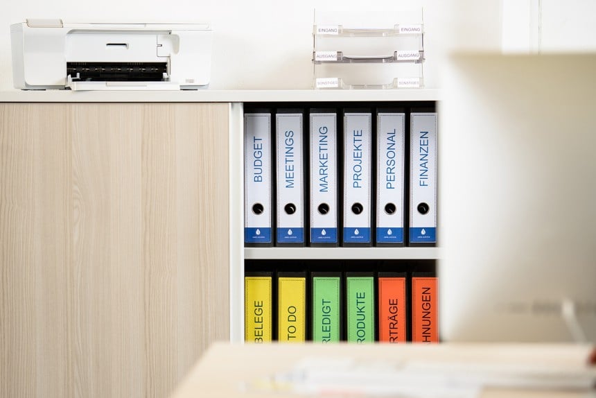 Büro & Schreibtisch mit Ordner ordentlich