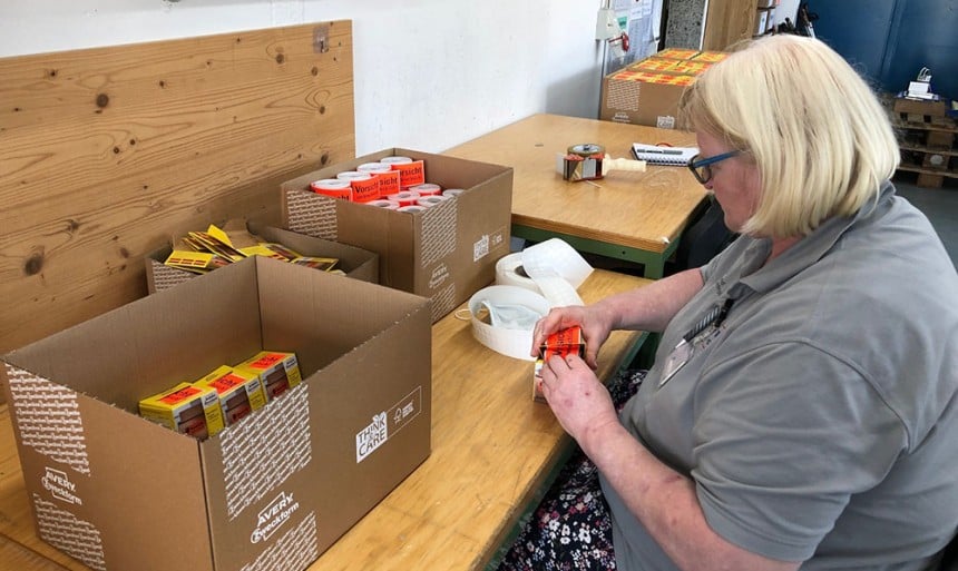 Integrationsmodell Avery Zweckform und Oberland Werkstätten: Eine Frau bei der Verpackung von Rollenetiketten.