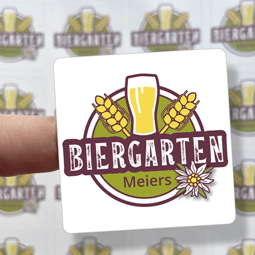 Das Bild zeigt einen Logoaufkleber in eigener Form für ein Biergarten-Restaurant.