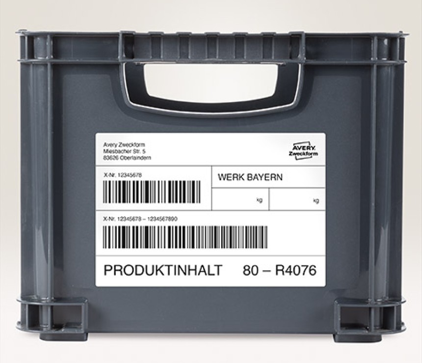 Auf einer Kiste klebt ein Barcode Aufkleber. Auf diesem sind verschiedene Barcodes und weitere Informationen zur Inventarskennzeichnung gedruckt.